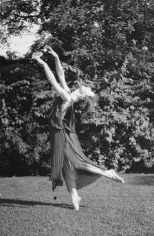 Desha dancing in Port Washington, 1921 Aug. 21. Creator: Arnold Genthe