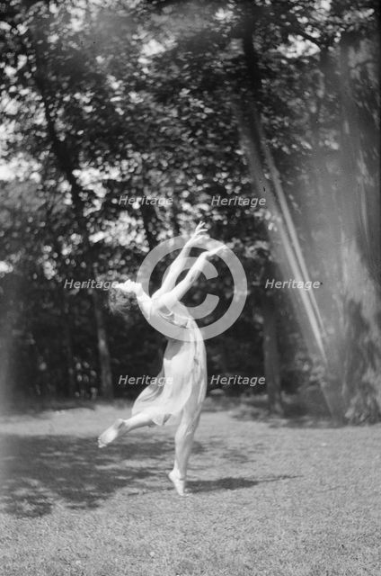 Desha dancing in Port Washington, 1921 Aug. 21. Creator: Arnold Genthe.