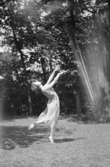 Desha dancing in Port Washington, 1921 Aug. 21. Creator: Arnold Genthe