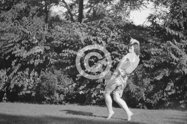 Desha dancing in Port Washington, 1921 Aug. 21. Creator: Arnold Genthe.