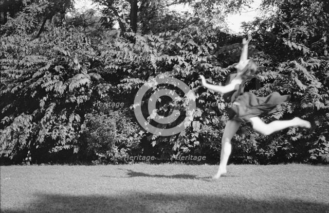 Desha dancing in Port Washington, 1921 Aug. 21. Creator: Arnold Genthe.