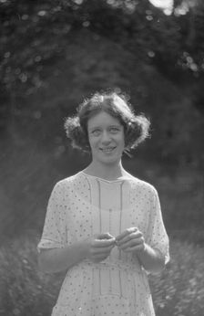 Desha in Port Washington, portrait photograph, 1921 Aug. 21. Creator: Arnold Genthe