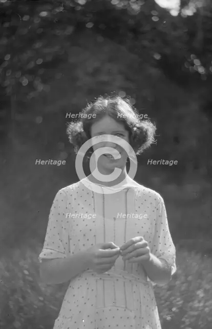Desha in Port Washington, portrait photograph, 1921 Aug. 21. Creator: Arnold Genthe.