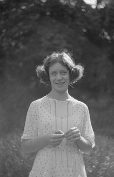 Desha in Port Washington, portrait photograph, 1921 Aug. 21. Creator: Arnold Genthe