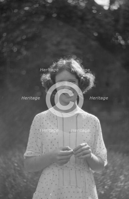 Desha in Port Washington, portrait photograph, 1921 Aug. 21. Creator: Arnold Genthe.