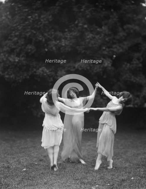 Desha, Leah, and Grace, 1921 Aug. 19. Creator: Arnold Genthe.