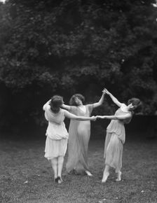 Desha, Leah, and Grace, 1921 Aug. 19. Creator: Arnold Genthe