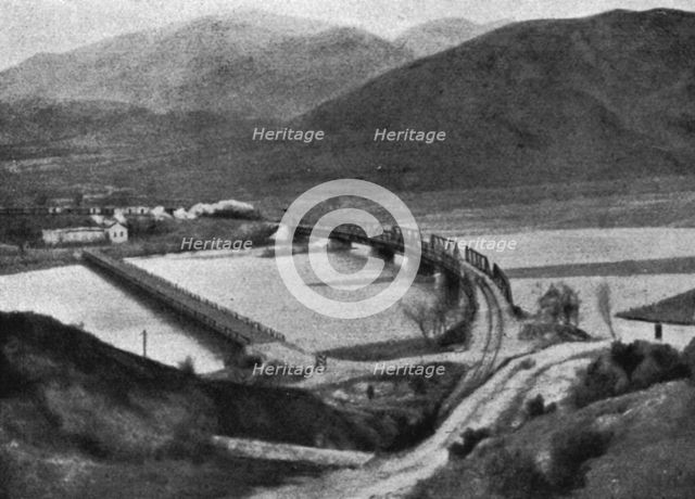 'Destruction du pont de Demir-Hissar sur la Strouma; Le pont du chemin de fer sur la..., c1916. Creator: Unknown.