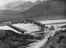 Destruction du pont de Demir-Hissar sur la Strouma; Le pont du chemin de fer sur la..., 1916. Creator: Unknown