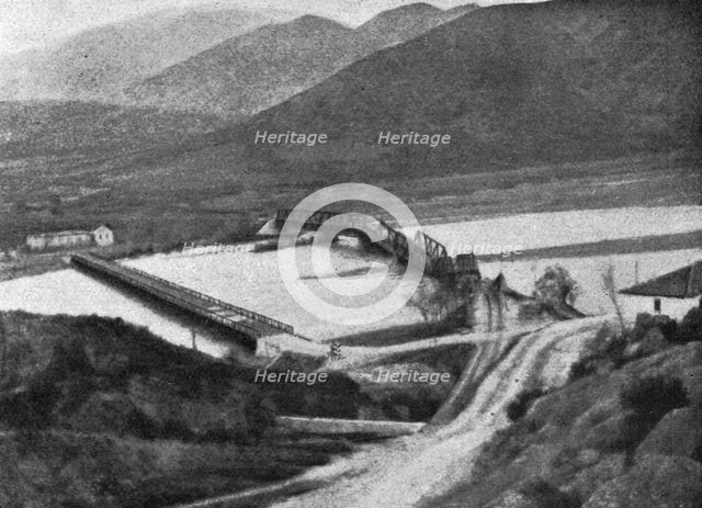'Destruction du pont de Demir-Hissar sur la Strouma; Le pont du chemin de fer sur la..., 1916. Creator: Unknown.