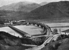 Destruction du pont de Demir-Hissar sur la Strouma; Le pont du chemin de fer sur la..., c1916. Creator: Unknown