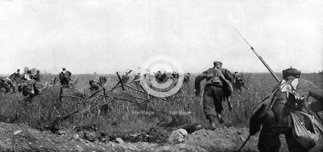 'Division Picardie; L'assaut du plateau de Touvent: Le 7 juin, le depart des zouaves', 1915. Creator: Unknown.