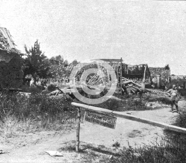 'Dix jours de bataille sur la Somme; Ecriteau allemand dans une rue de Frise: "Verbotener..., 1916. Creator: Unknown.