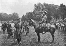 Dix-Sept ans apres Fachoda; Lord Kitchener, apres avoir passe en revue des..., 1915 (1924). Creator: Unknown