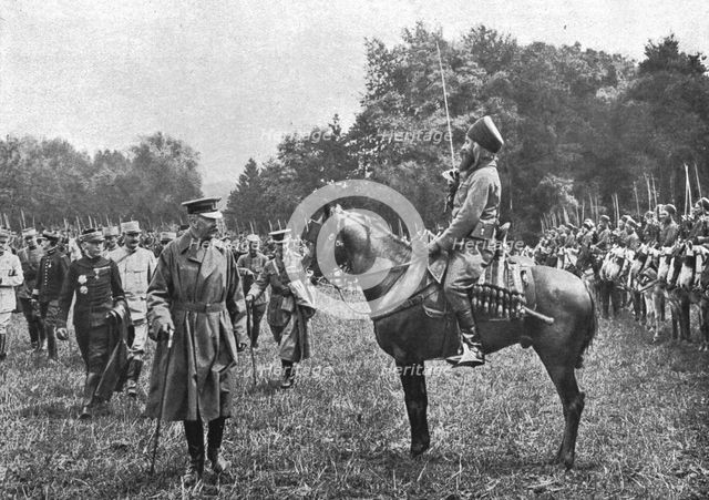 'Dix-Sept ans apres Fachoda; Lord Kitchener, apres avoir passe en revue des..., 1915 (1924). Creator: Unknown.