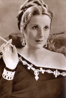 Diana Wynyard, British actress, 1933