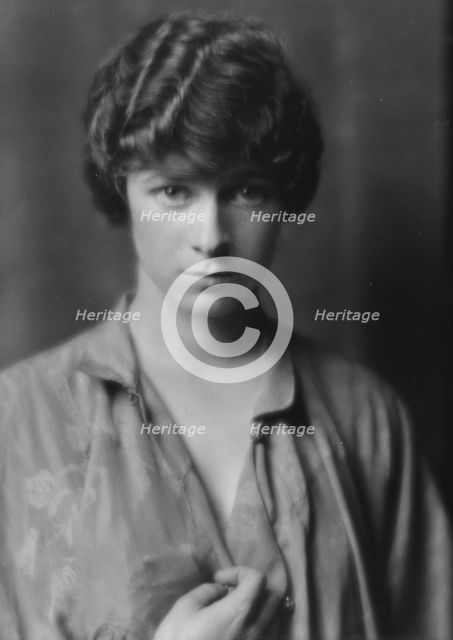 Dickerson, Dorothy, Miss, portrait photograph, 1914 July 7. Creator: Arnold Genthe.