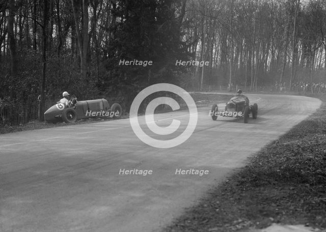 Dick Shuttleworth's Alfa Romeo passing Raymond Mays' crashed ERA, Donington Park, 1935. Artist: Bill Brunell.