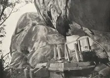 Die Rajagirilena genannte Stelle in den Felsen von Mihintale, wo Konig Devanampiya Tissa Zellen fur