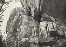 Die Rajagirilena genannte Stelle in den Felsen von Mihintale, wo Konig Devanampiya Tissa Zellen fur