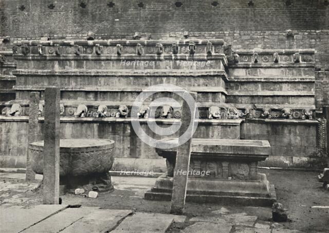 'Die sudliche der vier den Himmelsrichtungen entsprechend errichteten altarartigen Anbetungsstatten  Artist: Unknown.