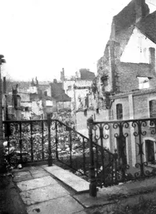 'Dinant et Louvain: Dinant; le vide derriere les facades branlantes 1914. Creator: Unknown