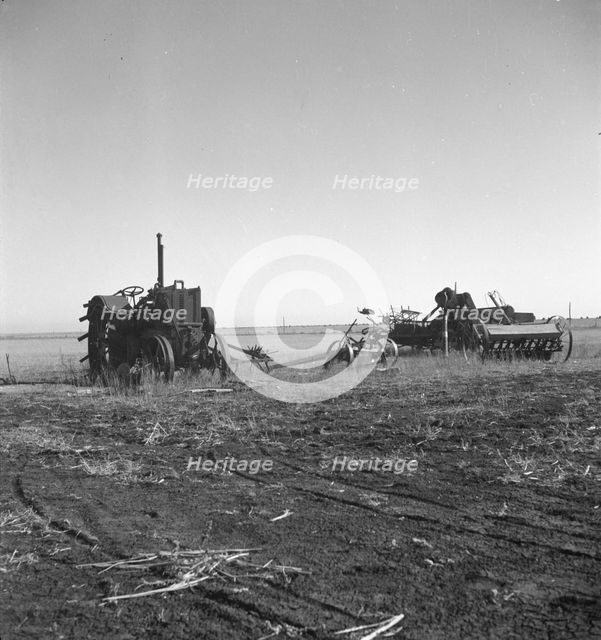 Discouraged farmers have been leaving this area over a period of years..., Mills, New Mexico, 1935. Creator: Dorothea Lange.