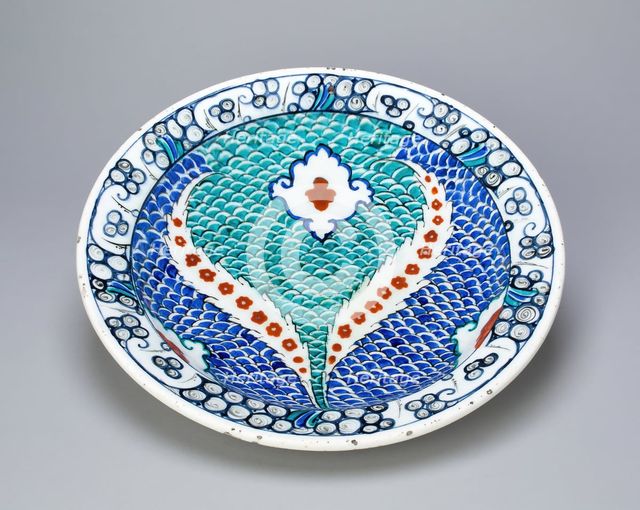 Dish (Tabaq) with Scale Pattern and Serrated Leaves, Ottoman dynasty (1299-1923), late 16th century. Creator: Unknown.