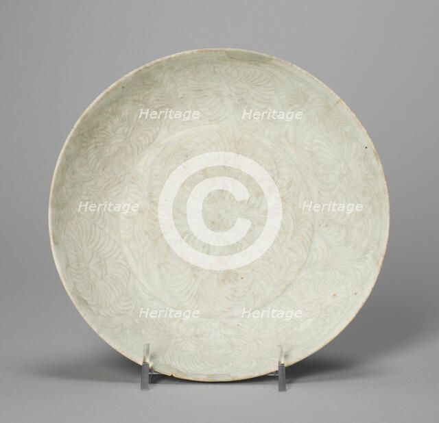 Dish with Floral Scrolls, Song dynasty (960-1279). Creator: Unknown.
