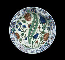 Dish with leaf and flowers, late 16th century