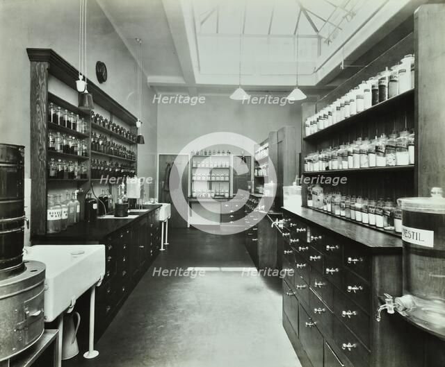 Dispensary for out-patients, Hammersmith Hospital, London, 1935. Artist: Unknown.