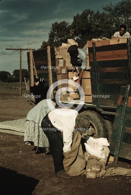 Distributing surplus commodities, St. Johns, Ariz., 1940. Creator: Russell Lee.