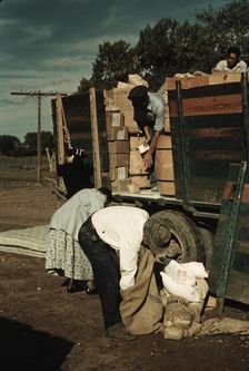 Distributing surplus commodities, St. Johns, Ariz., 1940. Creator: Russell Lee