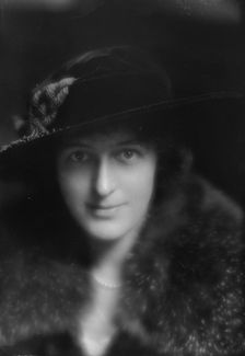 Drum, John S., Mrs., portrait photograph, 1913. Creator: Arnold Genthe