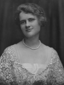 Draper, Helen, Miss, portrait photograph, 1916. Creator: Arnold Genthe