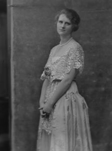 Draper, Helen, Miss, portrait photograph, 1916. Creator: Arnold Genthe