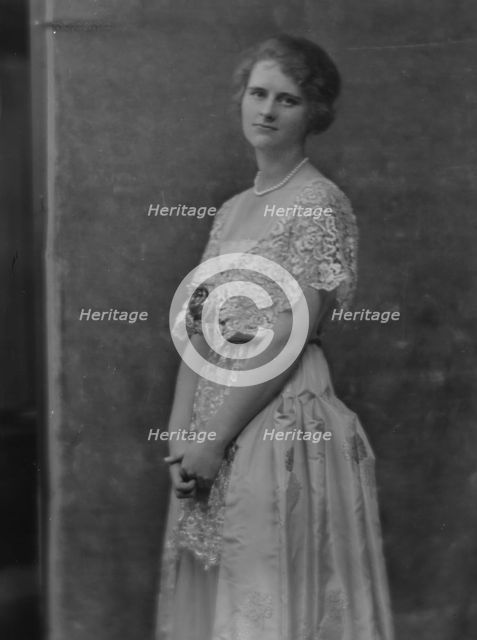 Draper, Helen, Miss, portrait photograph, 1916. Creator: Arnold Genthe.