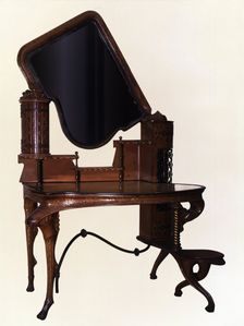 Dressing table, by Antoni Gaudí