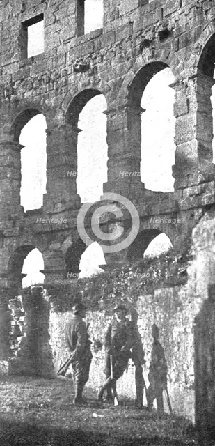 'Du Bosphore a L'Adriatique; Factionnaires italiens de garde a l'amphitheatre romain de Pola', 1918. Creator: Unknown.