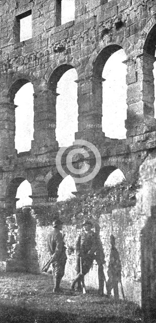 'Du Bosphore a L'Adriatique; Factionnaires italiens de garde a l'amphitheatre romain de Pola', 1918. Creator: Unknown.
