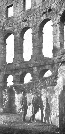 Du Bosphore a L'Adriatique; Factionnaires italiens de garde a l'amphitheatre romain de Pola 1918. Creator: Unknown