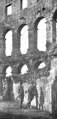 Du Bosphore a L'Adriatique; Factionnaires italiens de garde a l'amphitheatre romain de Pola 1918. Creator: Unknown