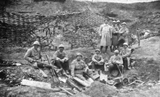 Du tardenois a la Picardie; a 300 metres de Moreuil, le 8 aout, a 13 heurs: groupe d'officiers..., Creator: Unknown