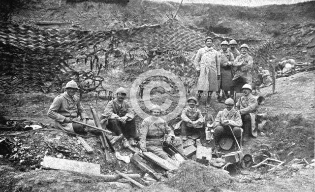 'Du tardenois a la Picardie; a 300 metres de Moreuil, le 8 aout, a 13 heurs: groupe d'officiers...,  Creator: Unknown.