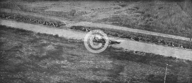 'Du tardenois a la Picardie; premiere ligne dans le fosse d'une route, devant Fere-en..., 1918. Creator: Unknown.