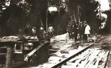 Du Tardennois a la Picardie; M. Clemenceau devant l'emplacement d'une piece allemande..., 1918. Creator: Unknown