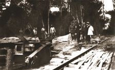 Du Tardennois a la Picardie; M. Clemenceau devant l'emplacement d'une piece allemande..., 1918. Creator: Unknown
