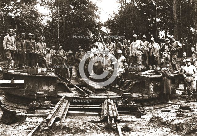 ' Du Tardennois a la Picardie; la plate-forme tournante a laquelle accedait une voie ferree..., 1918 Creator: Unknown.
