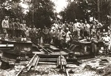 Du Tardennois a la Picardie; la plate-forme tournante a laquelle accedait une voie ferree..., 1918 Creator: Unknown
