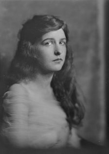 Duvall, Miss, portrait photograph, 1916. Creator: Arnold Genthe